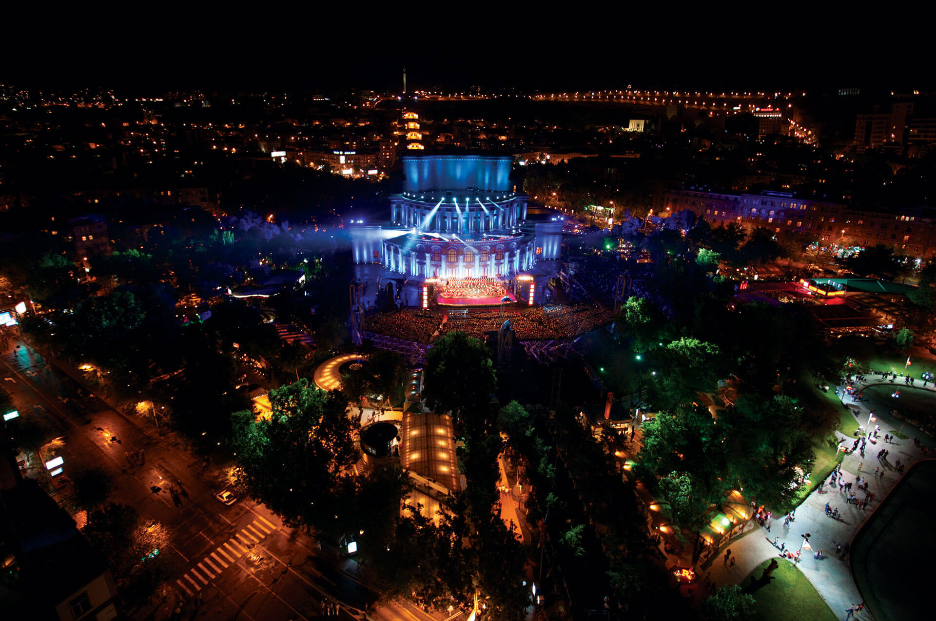 Ереван стрим. Ереван ночной парк Ереван. Каскад Армения опера. Карапи Лич Армения. Ереван парк вид ночью.