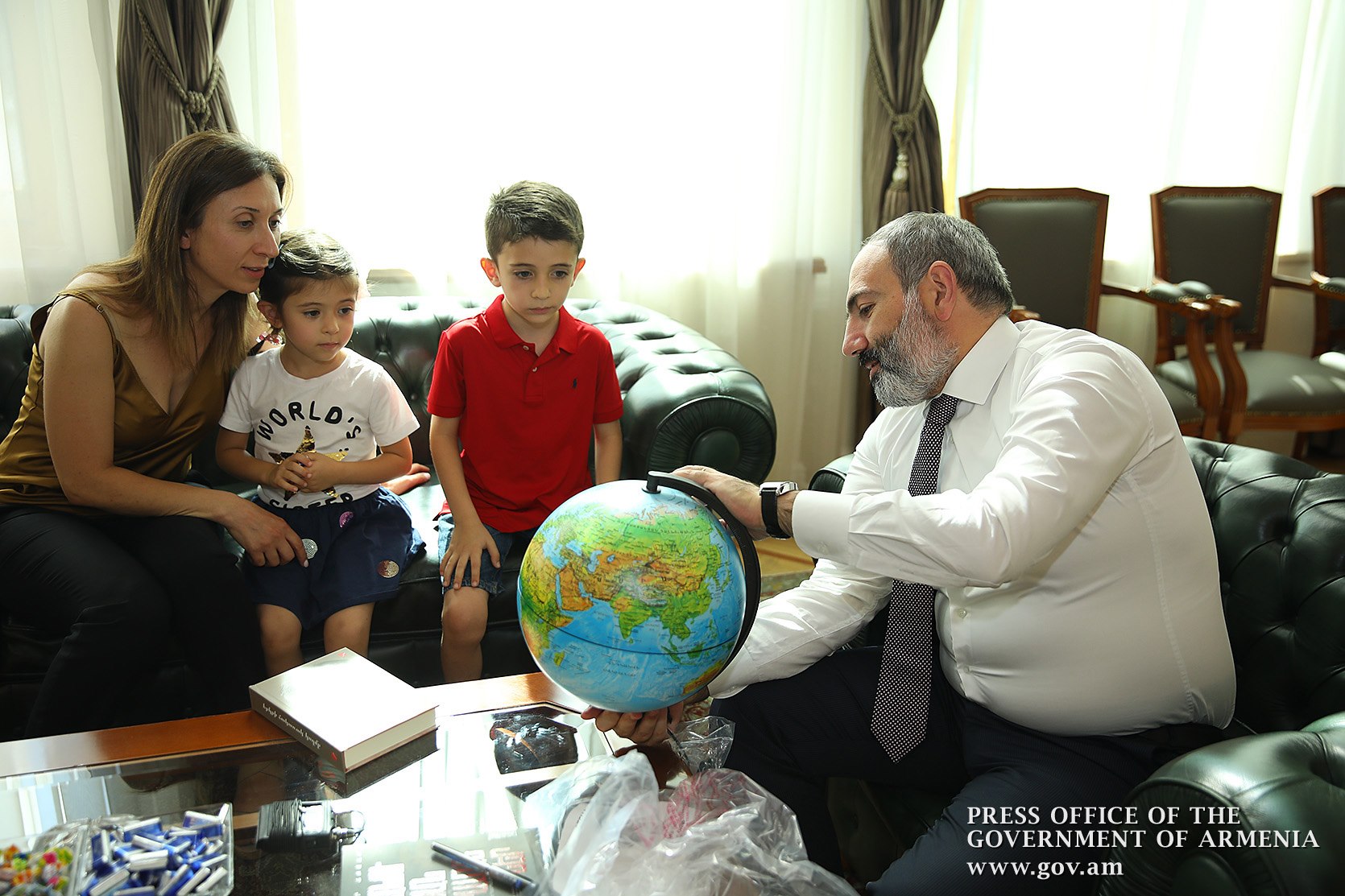 Վարչապետ Նիկոլ Փաշինյանը հյուրընկալել է Ամերիկայում բնակվող հայազգի 6-ամյա Մայքլ Միխանիին