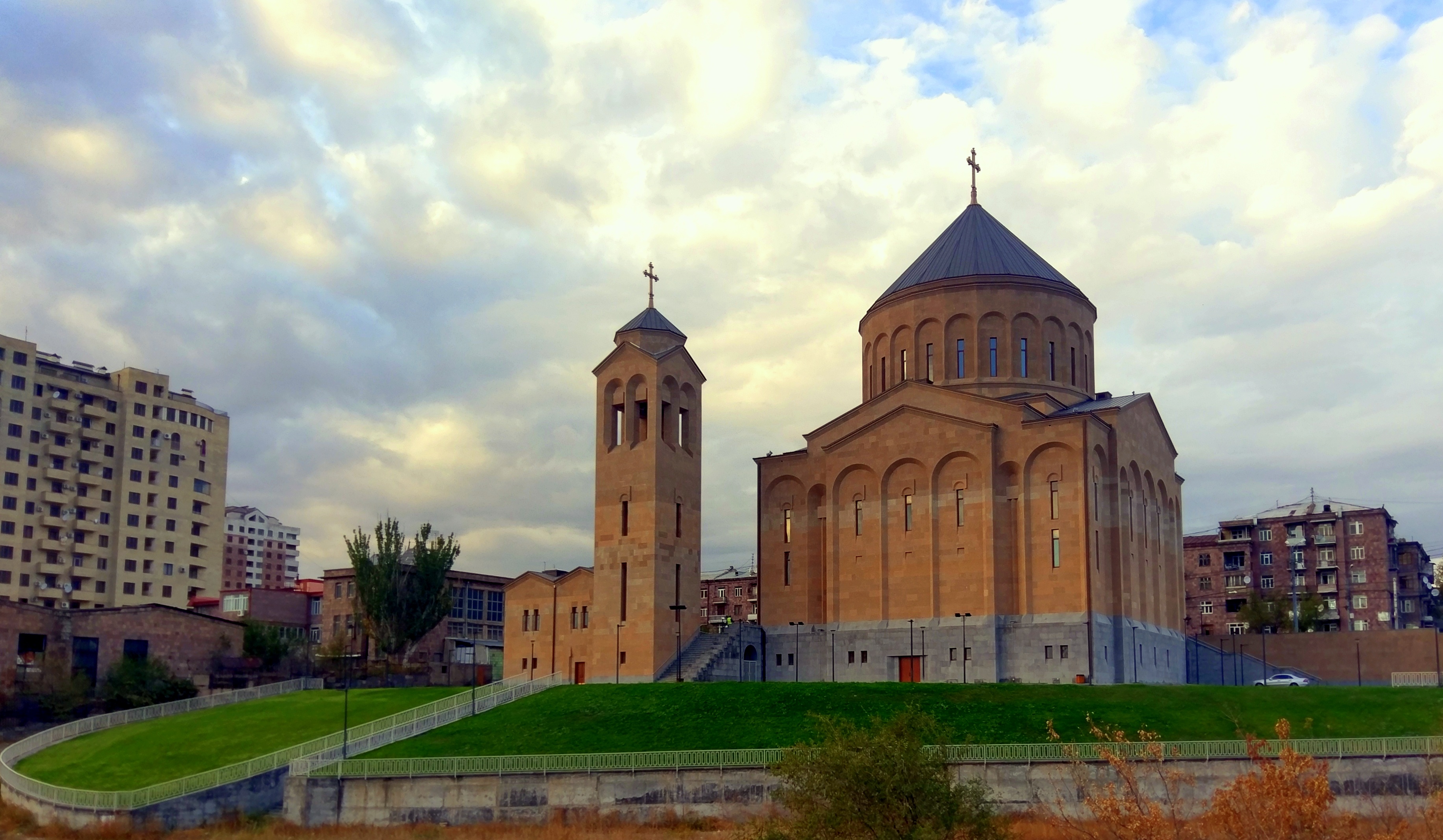 Կոմիտասի պողոտայի եկեղեցու հարակից մայթը ազատվում է. Արամ Դանիելյան