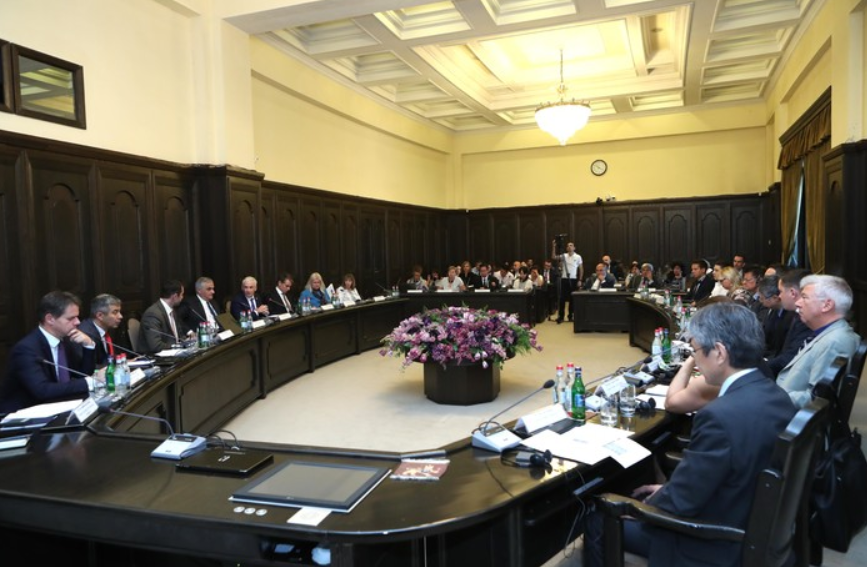 Քննարկում կառավարությունում՝ փոխվարչապետ Գրիգորյանի և ՄԱԿ-ի մշտական համակարգող Շոմբի Շարփի նախագահությամբ