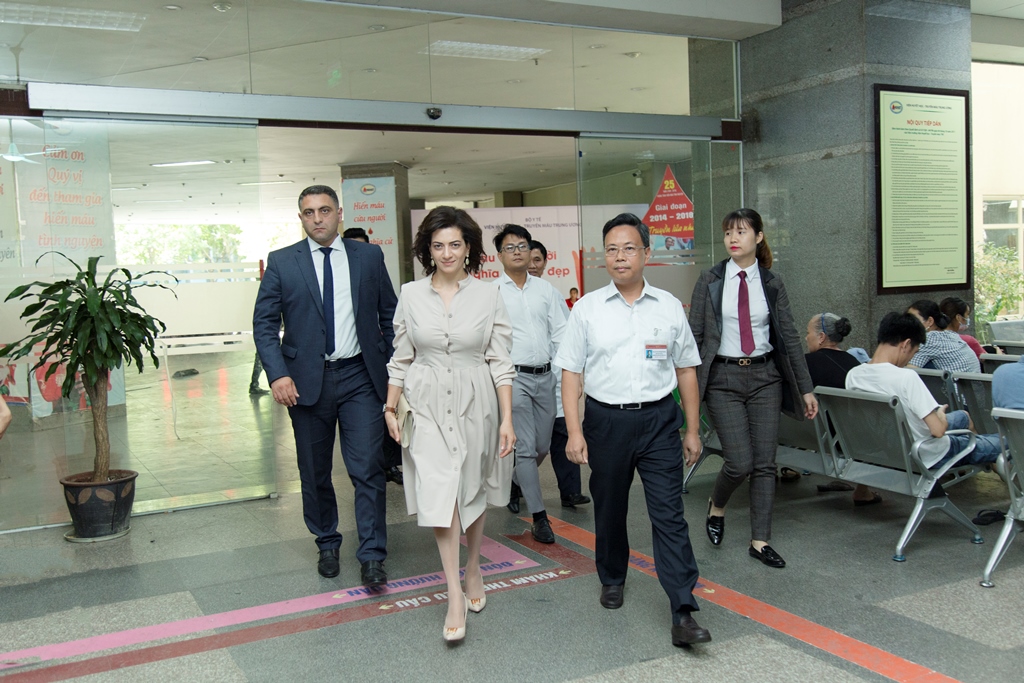 Աննա Հակոբյանը Հանոյում այցելել է արյան հիվանդություններ ունեցող երեխաներին․ նրանց նվիրել ձեռագործ տիկնիկներ