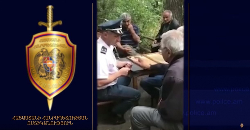 Ոստիկանության ծառայողները շարունակում են բակային հանդիպումները