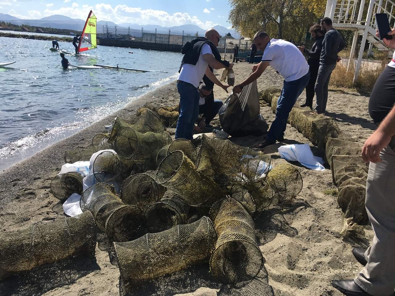 Հայ սուզորդների խումբը Սևանա լիճը մաքրում է թակարդներից ու կուտակված աղբից