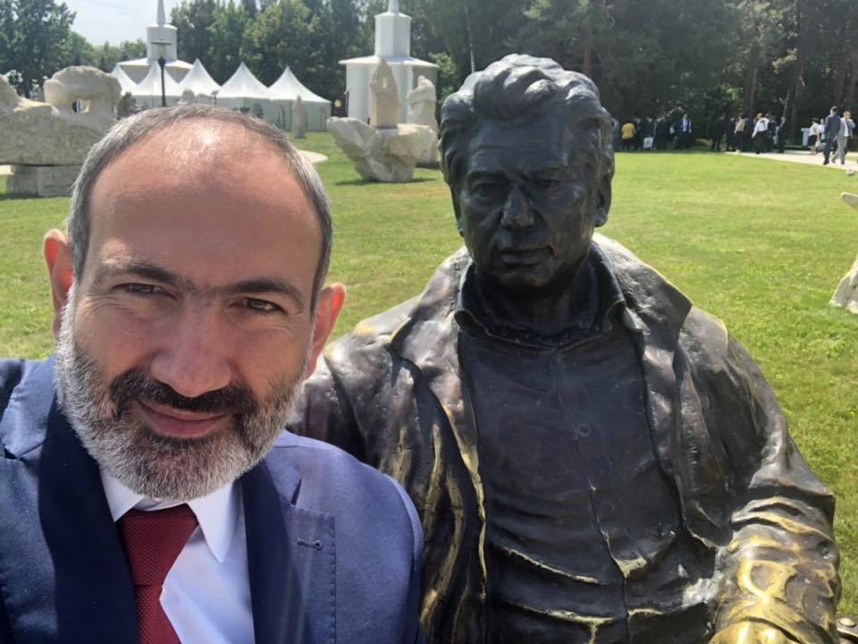 «Սելֆի մեծ կիրգիզ գրող Չինգիզ Այթմատովի հետ»․ Նիկոլ Փաշինյան