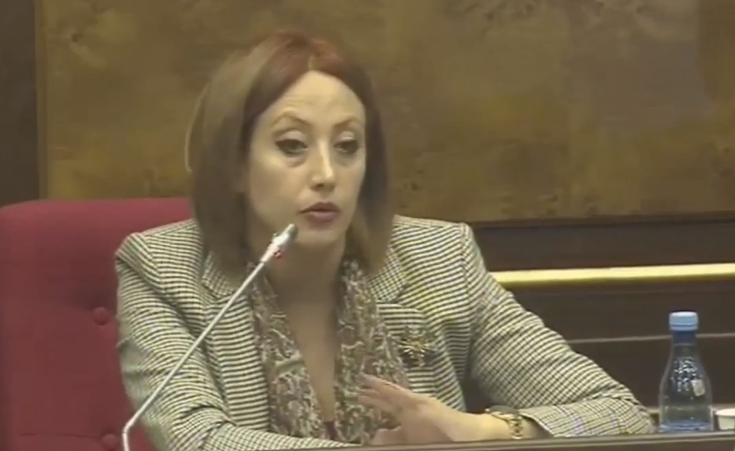 Այս ԱԺ-ում մունաթով ու այդ բառամթերքով խոսելու իրավունք չունեք. Աբրահամյանը՝ Ուրիխանյանին