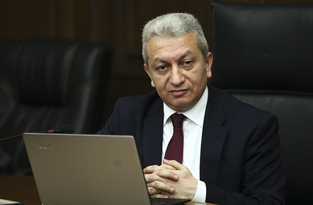 Ատոմ Ջանջուղազյանի ամանորյա հորդորը՝ ժողովուրդ ջան, էդքան ուտելն էլ ճիշտ չի, էլի