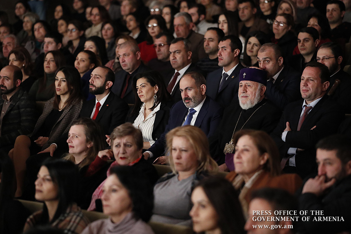 Վարչապետը տիկնոջ հետ ներկա է գտնվել «Հարսանիք թիկունքում» ներկայացմանը