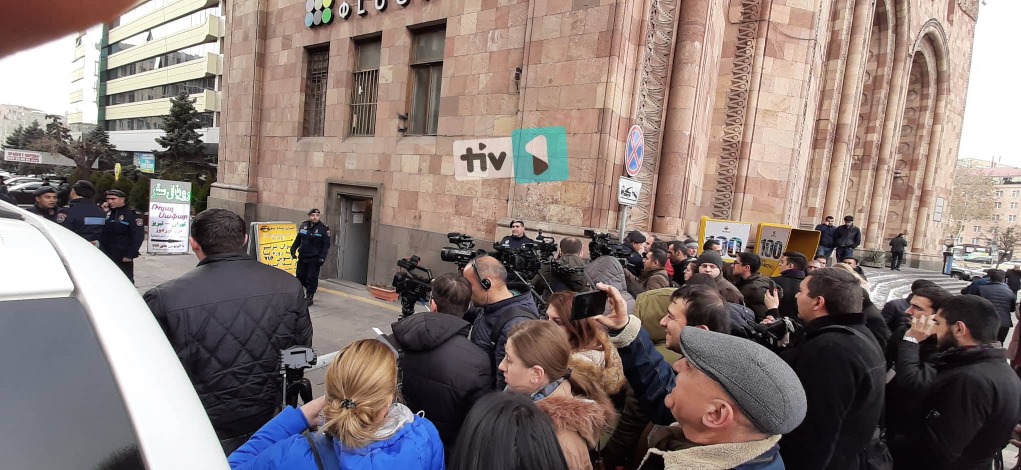 Կրակոցներ են հնչել Էրեբունի պլազայի շենքի տարածքում. Ուղիղ միացում դեպքի վայրից
