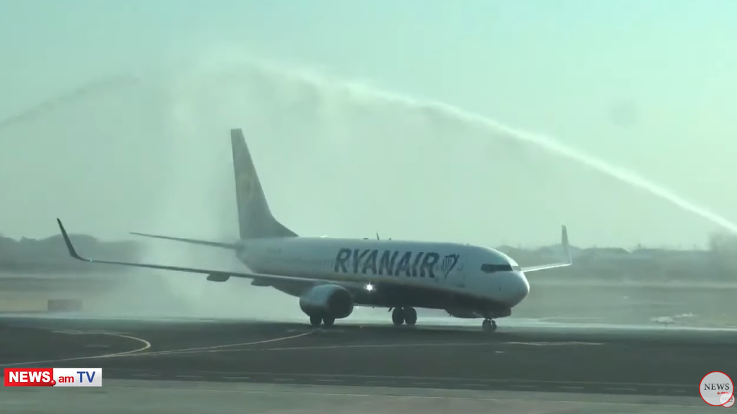 «Ryanair»-ի առաջին օդանավը Երևանում դիմավորեցին ջրաշիթերով