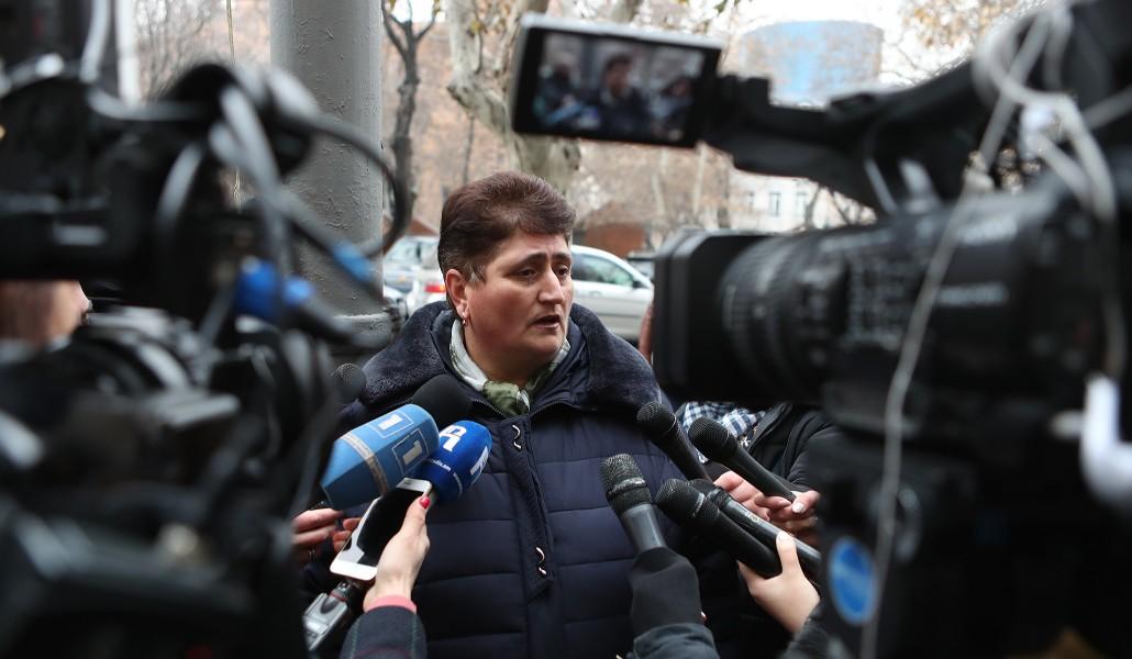 Կանայք պահանջում են կալանավորել Ռազմիկ Աբրահամյանին․ ակցիա՝ դատախազության դիմաց Ա1+