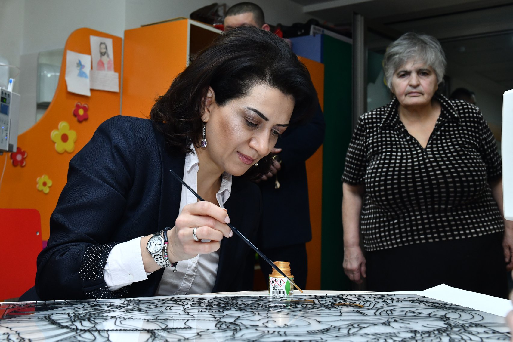 Աննա Հակոբյանը ապակենկարի առաջին գույնն է ներկել. նկարը կվաճառվի աճուրդով, գումարը կփոխանցվի երեխաների բուժմանը