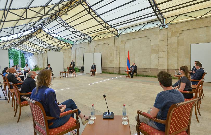 ՀՀ նախագահ Արմեն Սարգսյանը հյուրընկալել է ֆրանսիացի բուժաշխատողներին