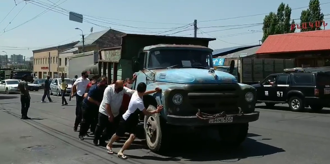 Քաղաքացիները փողոցը միահամուռ ուժերով ազատեցին «Մուլտի գրուպ»-ի մեքենաներից (տեսանյութ)