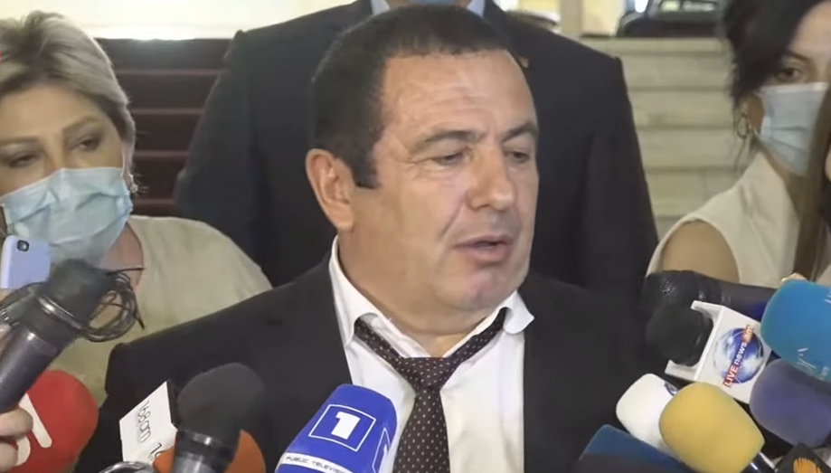 «Գրողներին հարցրեք». Ծառուկյանը՝ «հավատարմության» թղթերի մասին