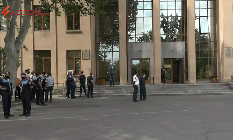 Դատարանը քննում է Գագիկ Ծառուկյանին կալանավորելու միջնորդությունը․ ՈՒՂԻՂ ՄԻԱՑՈՒՄ | factor.am