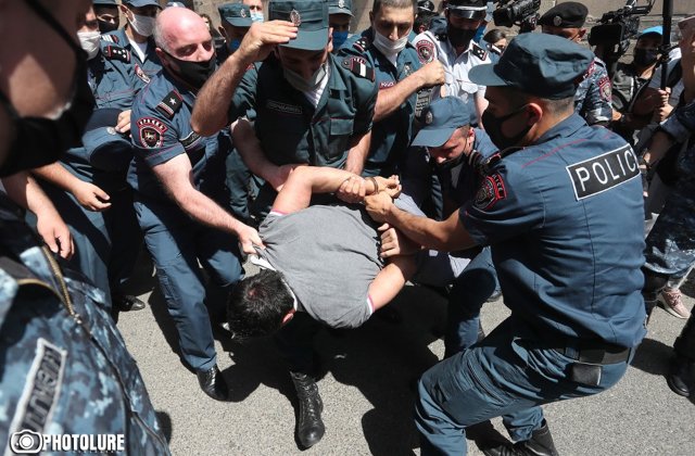 Օլիմպիական խաղերի բրոնզե մեդալակիր Ռոման Ամոյանը ԱԺ-ի մոտից բերման ենթարկվեց