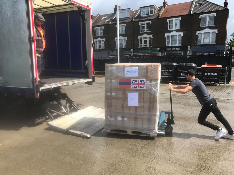 Լոնդոնում ուսանող Ալեքսանդր և Գեորգի Ձավարյանները 30000 բժշկական դիմակ են ուղարկվել Հայաստան