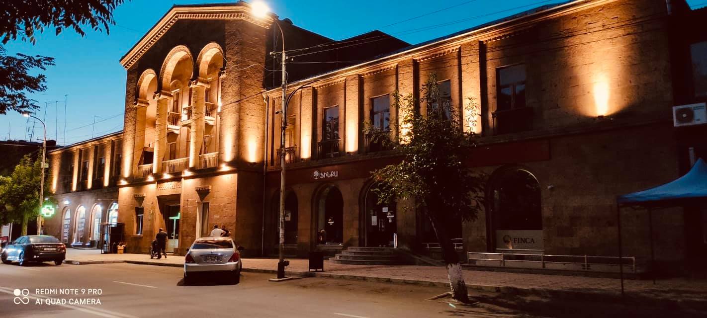 Էջմիածնի ևս մեկ գեղեցիկ շենք լուսավորվեց