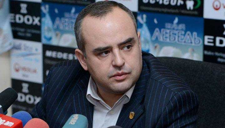 Տիգրան Աթանեսյանը դադարեցնում է Հրայր Թովմասյանի սանիկի շահերի պաշտպանությունը