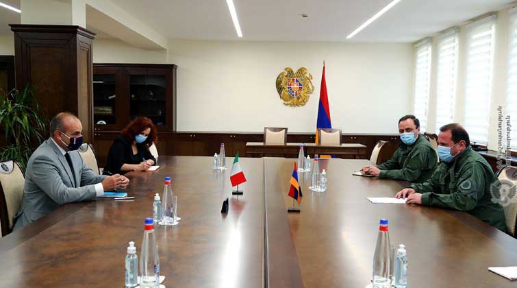 Պաշտպանության նախարարն ընդունել է Իտալիայի դեսպանին