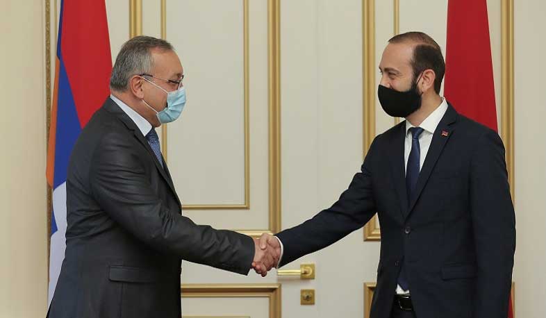 Արարատ Միրզոյանն առանձնազրույց է ունեցել Արցախի ԱԺ նախագահի հետ