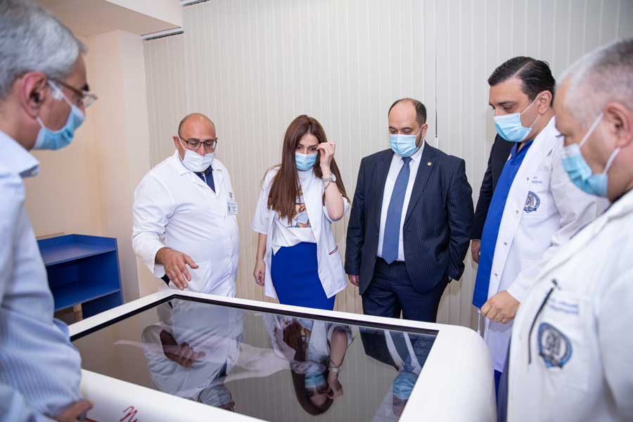 Արայիկ Հարությունյանն այցելել է «Միքայելյան» համալսարանական հիվանդանոց