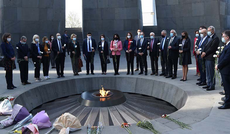 Ֆրանսիացի պատգամավորներն այցելել են Ծիծեռնակաբերդի հուշահամալիր