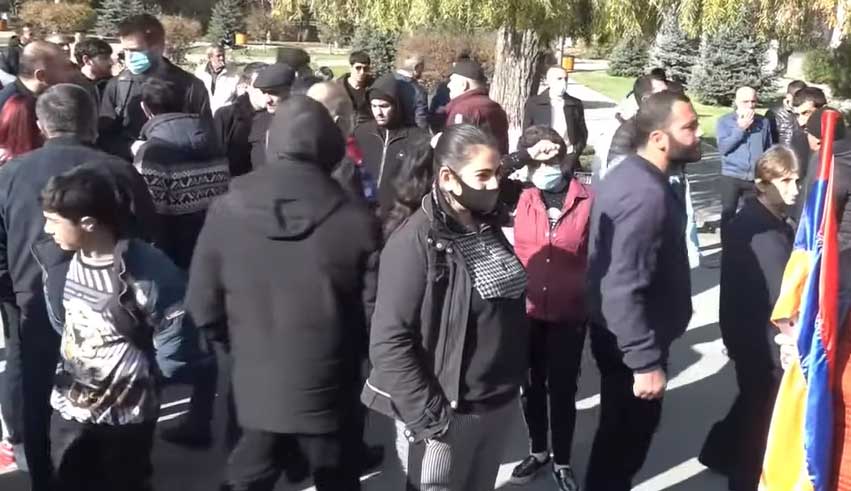 Քաղաքացիները կրկին հավաքվել են խորհրդարանի շենքի դիմաց