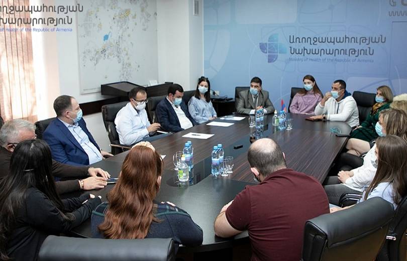 Արսեն Թորոսյանը հանդիպել է վիրավոր զինվորների բուժմամբ զբաղվող հայ եւ օտարազգի բժիշկների հետ