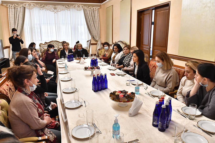 Աննա Հակոբյանը հանդիպել է գերեվարված և անհետ կորած ժամկետային զինծառայողների մայրերի հետ