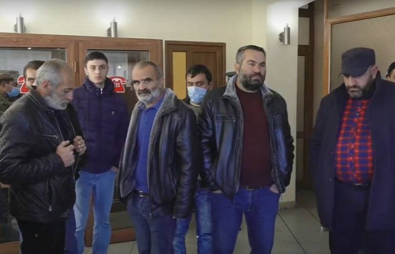 Անհետ կորած զինծառայողների հարազատները հանդիպում են պահանջում պաշտպանության նախարարի հետ
