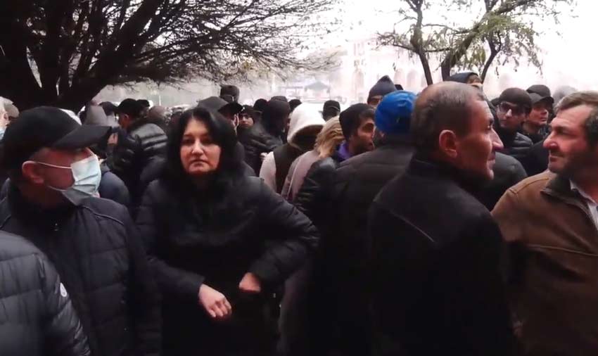 Ընդդիմության ներկայացուցիչները շրջափակել են Կառավարության շենքը