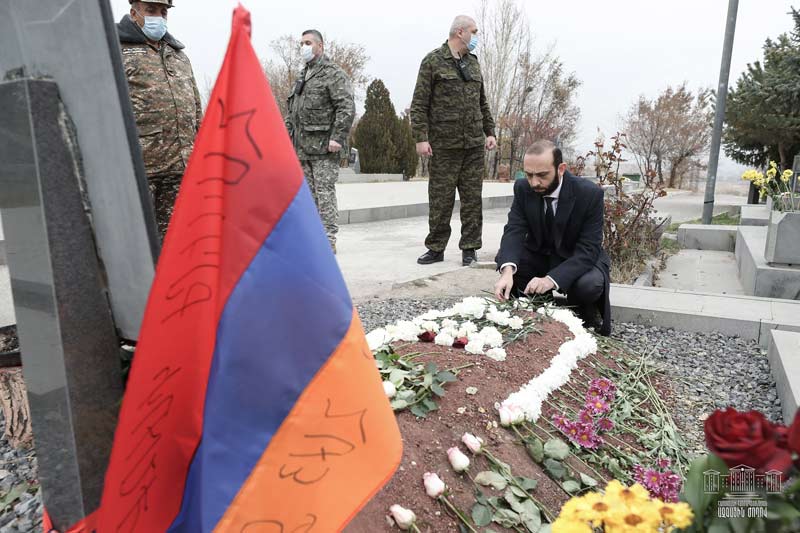 ԱԺ նախագահը Եռաբլուրում հարգանքի տուրք է մատուցել նահատակված հերոսների հիշատակին