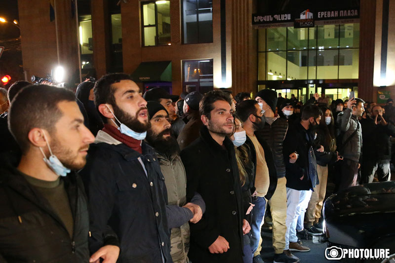 Վարչապետի հրաժարականը պահանջող քաղաքացիները փակել են Երևանի բանուկ խաչմերուկները