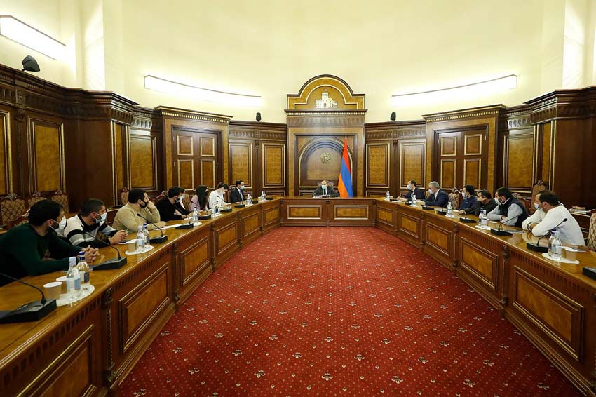 Վարչապետը հանդիպել է գերության մեջ գտնվող զինվորական և քաղաքացիական անձանց ընտանիքների անդամներին