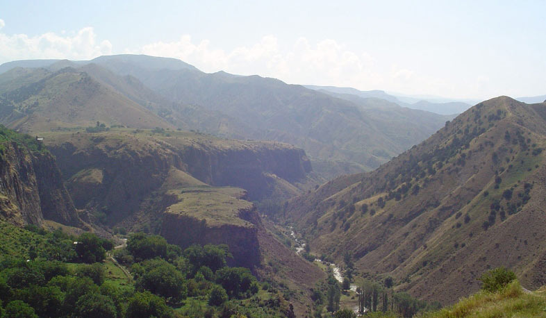 «Խոսրովի անտառ» արգելոցում մի քանի երթուղիներով արշավային տուրիզմի ծրագրեր են մշակվել. Պետրոսյան