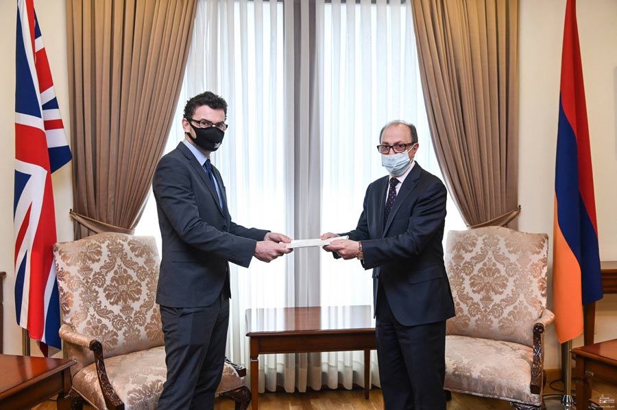 Մեծ Բրիտանիայի և Հյուսիսային Իռլանդիայի ՄԹ նորանշանակ դեսպանը հավատարմագրերի պատճենը հանձնեց ՀՀ ԱԳ նախարարին