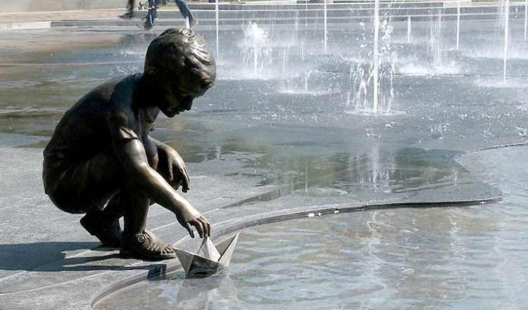 «Երևանի 2800-ամյակի» անվան այգուց գողացել են նավակով տղայի բրոնզե արձանը
