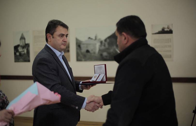 Տավուշի մարզպետը 15 տավուշեցի զինծառայողի ընտանիքների է հանձնել «Մարտական ծառայություն» մեդալ