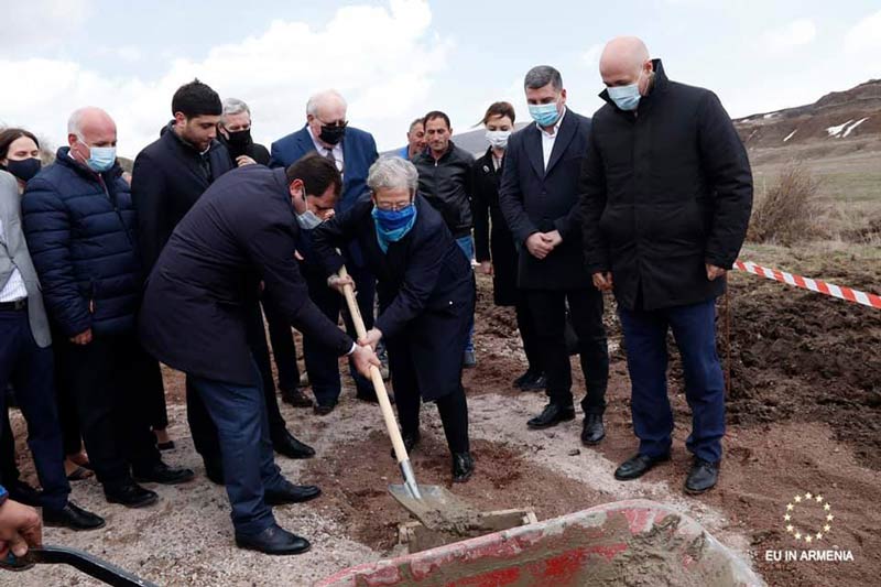 ՀՀ-ում ԵՄ դեսպան Անդրեա Վիկտորինը ներկա է գտնվել կոշտ թափոնների աղբավայրի շինարարության մեկնարկի միջոցառմանը