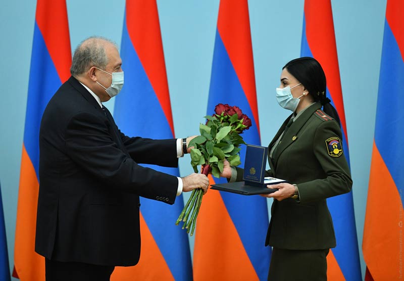 Արմեն Սարգսյանը պետական պարգևներ է հանձնել մի խումբ կին զինծառայողների