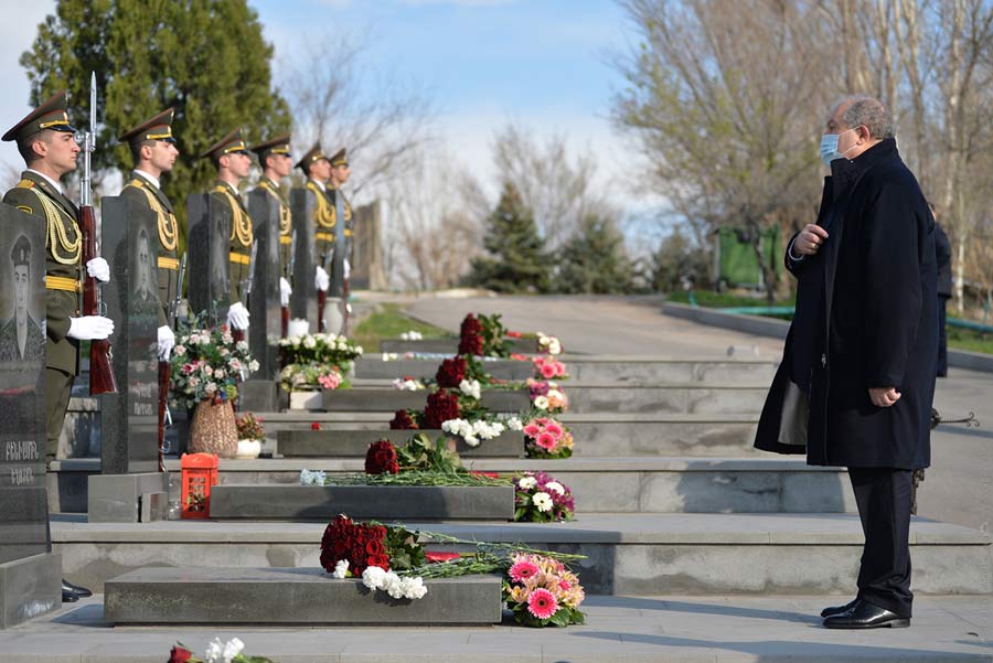 Նախագահը, նախկին ժամկետային զինծառայողների ուղեկցությամբ, այցելել է «Եռաբլուր»