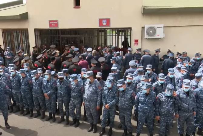 Անհետ կորածների և գերիների հարազատների հետ հանդիպումից հետո ոստիկանապետը մտել է ՊՆ շենք