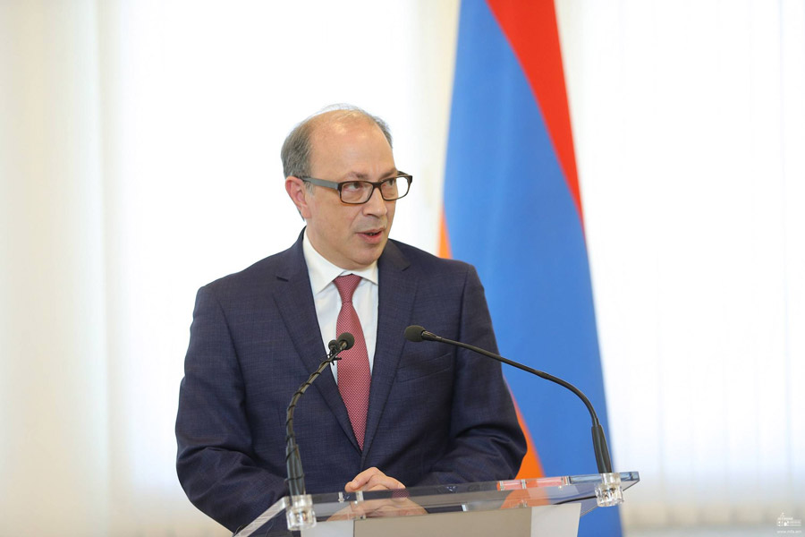 ԱԳ նախարարի պաշտոնակատար Արա Այվազյանը հանդիպել է ԱԳՆ անձնակազմի հետ