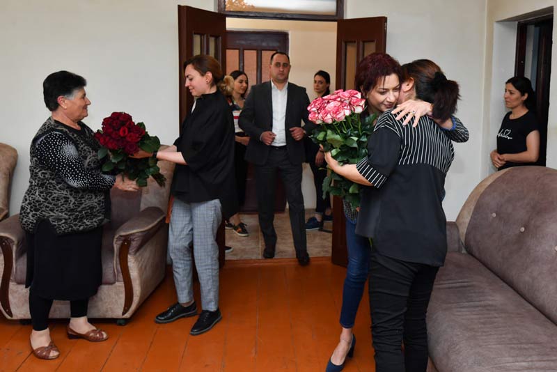 Աննա Հակոբյանն ու Լենա Նազարյանն այցելել են պատերազմում զոհված Վահան Աղախանյանի ընտանիքին