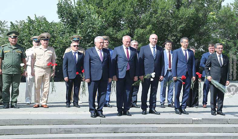 Վաղարշակ Հարությունյանը հարգանքի տուրք է մատուցել Մեծ հայրենականում զոհված մարտիկների հիշատակին