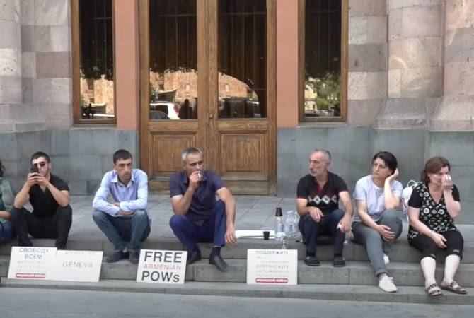 Գերիների հարազատները դադարեցրել են նստացույցը