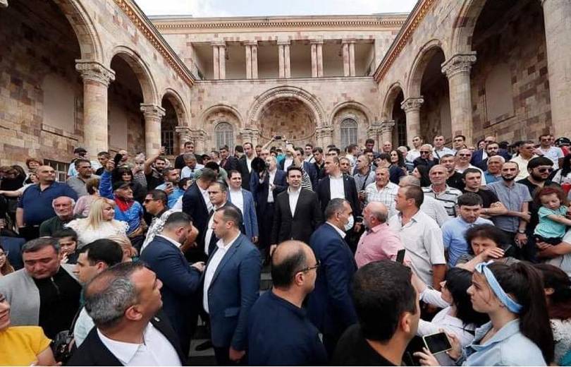 Բերաններդ կփակեք ու գլխիկոր կծառայեք հայ ժողովրդին, ինչպես մենք ենք ծառայում․ Ալեն Սիմոնյան