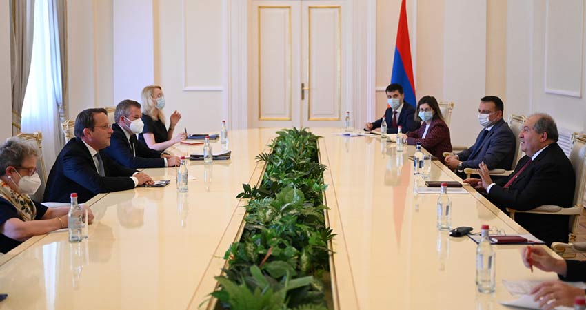 Արմեն Սարգսյանն ընդունել է Օլիվեր Վարհեիին