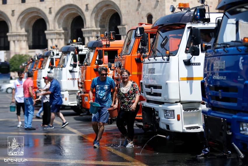 Երևանյան Վարդավառին միացել են նաև քաղաքապետարանի ջրցանները